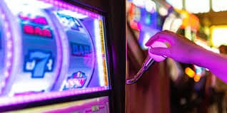 Meja live dealer baccarat dan roulette gcor77 dengan streaming HD real-time